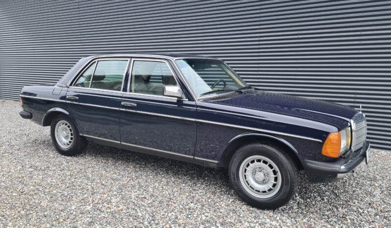 Mercedes-Benz 200-300 (W123) 230E full