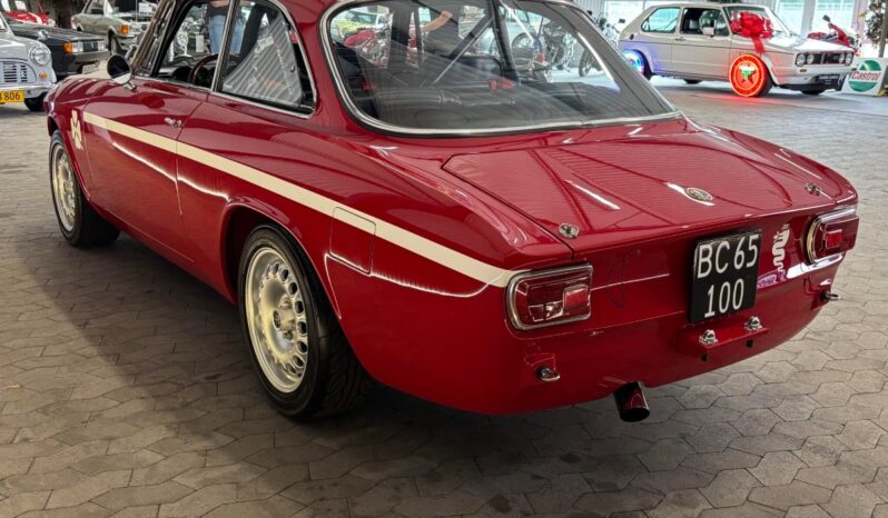 Alfa Romeo GT 1300 Junior full